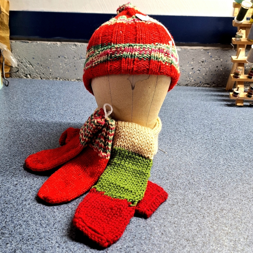 Handmade Crocheted Hat, Scarf & Mittens Set, Unisex Junior, NWT❄️